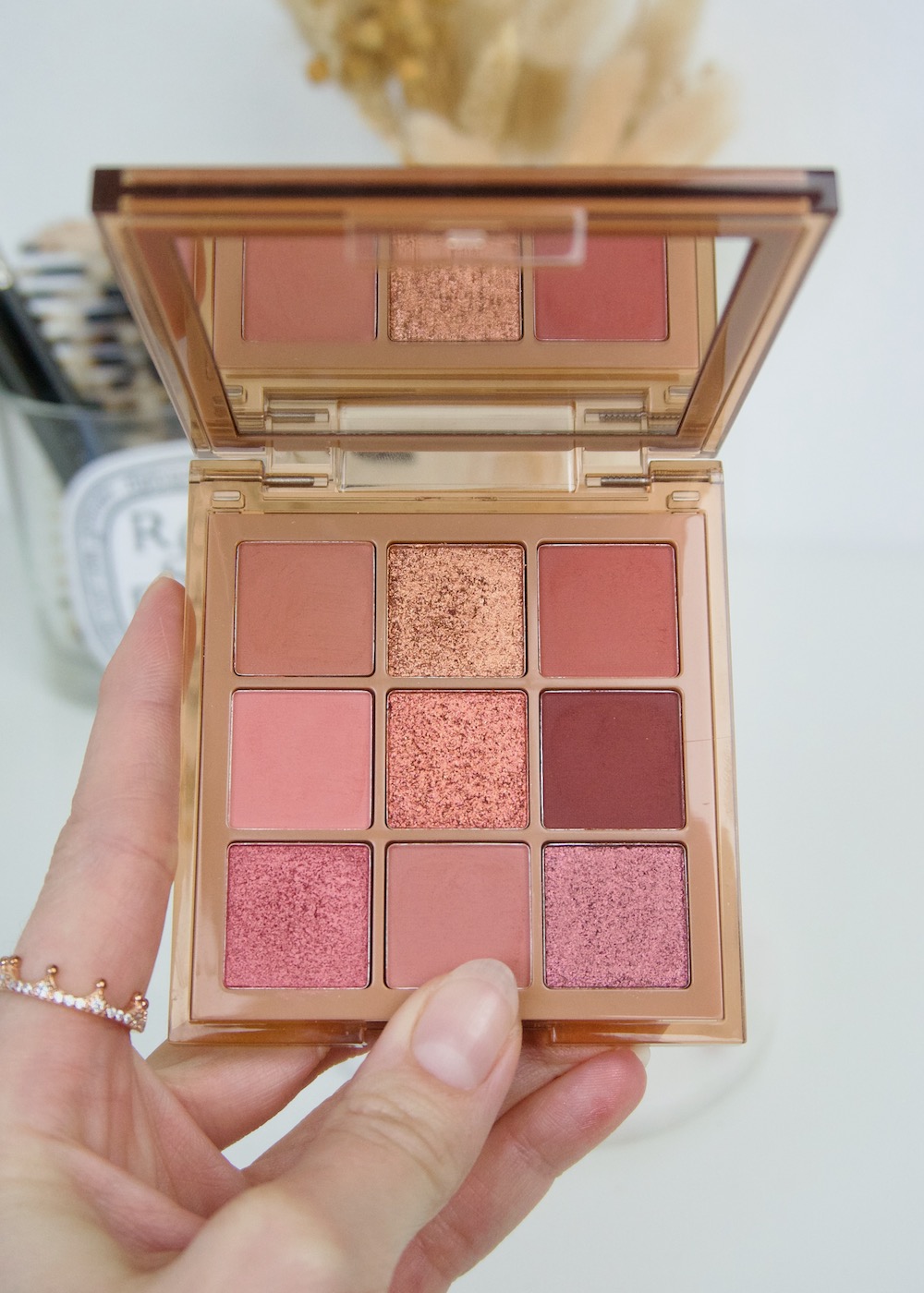 Huda Beauty Nude Obsessions Medium Palette dichtbij in hand